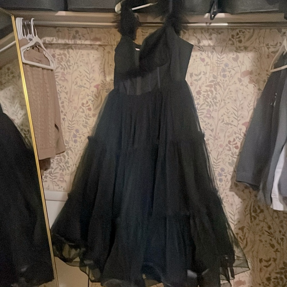 Elegant Black Prom Dress with Full Tulle Skirt